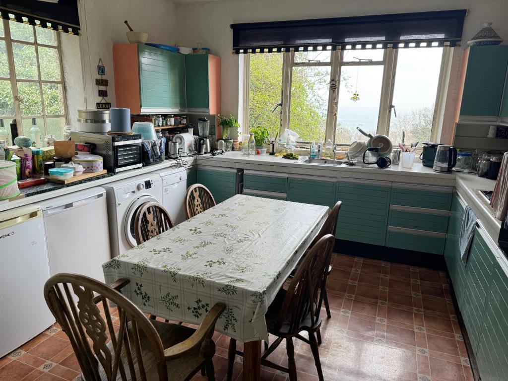 Lot: 98 - FREEHOLD DETACHED THREE-BEDROOM HOUSE WITH SEA VIEWS - Kitchen/ding room